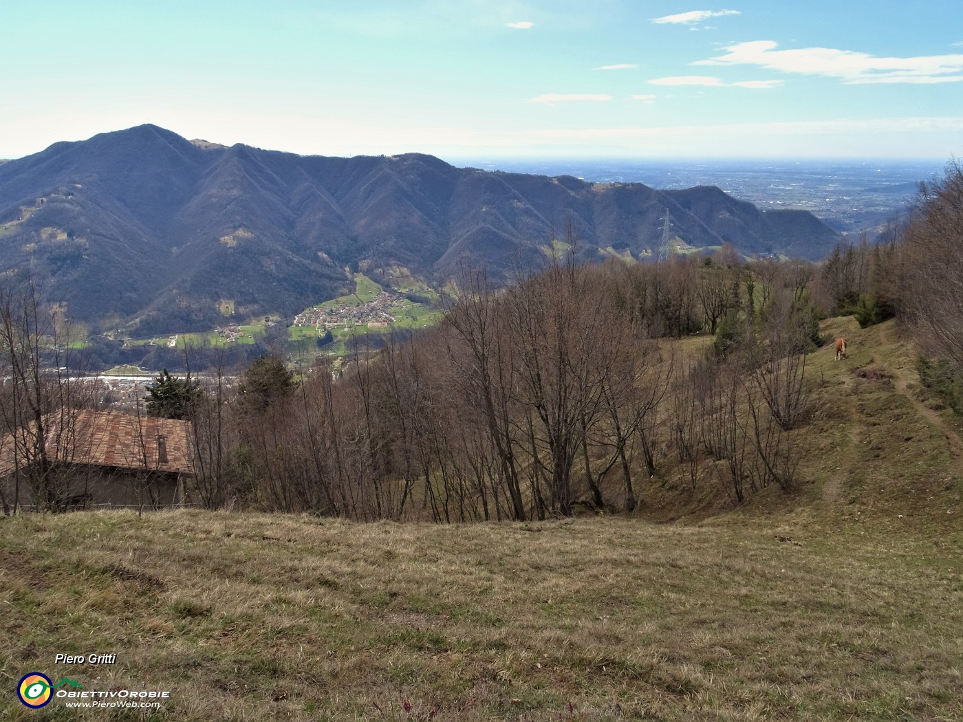 40 Vista sui magri pascoli di Sonzogno e verso la conca di Zogno.JPG